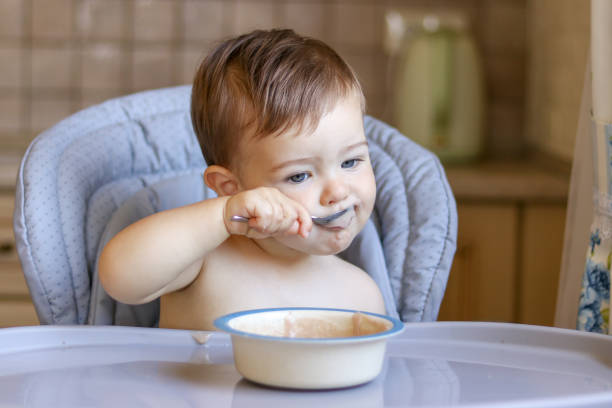 关于婴幼儿饮食，几个月宝宝适宜喝酸奶？