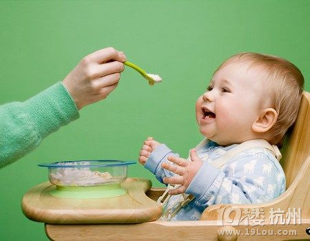 宝宝辅食添加，何时开始三顿辅食喂养？